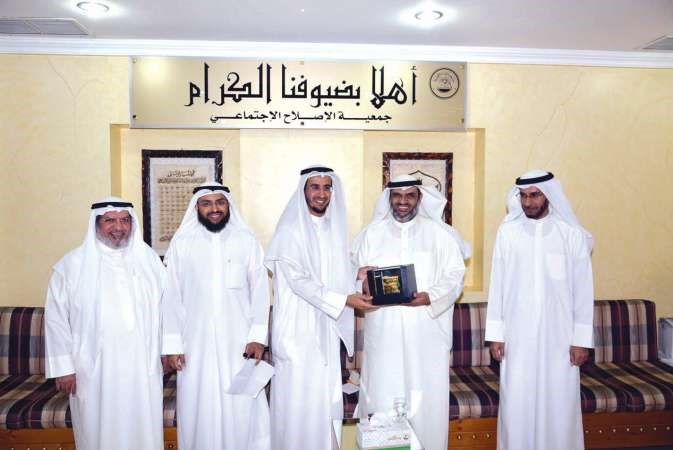الهنيدي يكرم لجنة سعد العبدالله