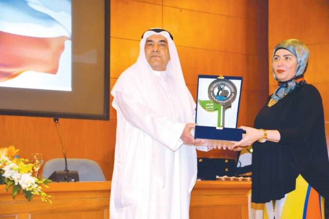 م جاسم البدر مكرما مديرة احدى المدارس المشاركة