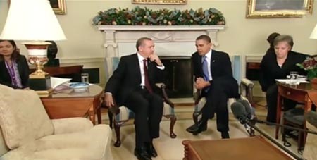 بالفيديو.. شاهد ماذا فعل "أردوغان" بعد أن وضع "أوباما" قدماً على قدم ؟
