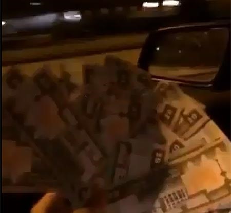 بالفيديو.. كويتي يرمي من نافذة سيارته 1000 دينار لأنها "وسخ دنيا " 