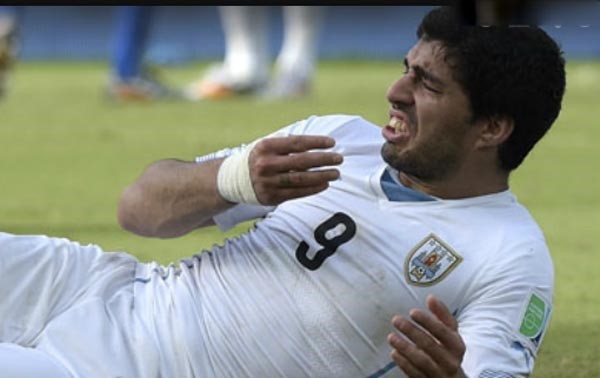بالفيديو .. شاهد عضات سواريز الثلاث و كيف سخرت مواقع التواصل من 
