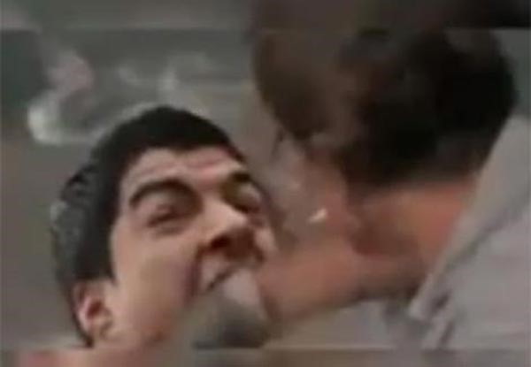 بالفيديو .. شاهد عضات سواريز الثلاث و كيف سخرت مواقع التواصل من 