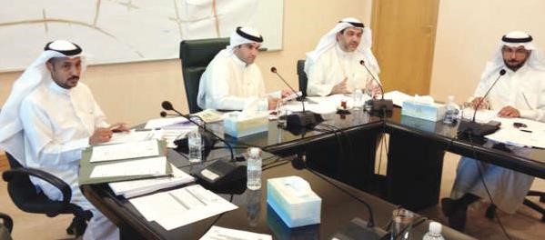 عبدالله الكندري خلال ترؤسه اجتماع اللجنة
