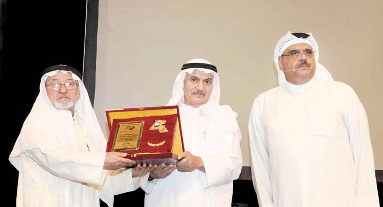 نائب رئيس المسرح الكويتي عبدالله غلوم يسلم درعا تذكارية لعم الراحل قاسم بن قاسم بحضور داود حسين﻿