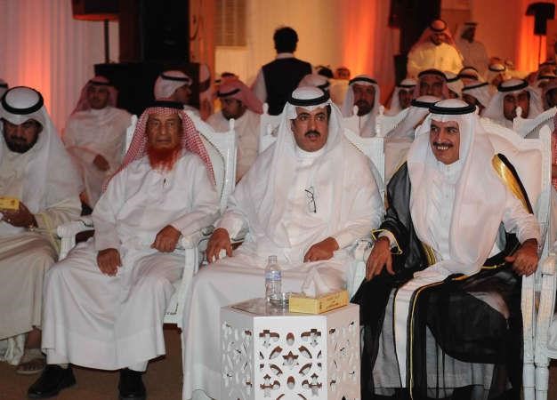 الناخبون يستمعون خلال ندوة المطيري