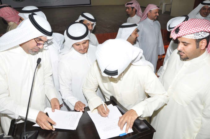 جمع التواقيع تمهيدا للاضراب