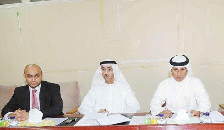 من اليمين علي العوضي خلال ترؤسه عمومية مجموعة الاوراق المالية 	اسامة ابوعطية﻿