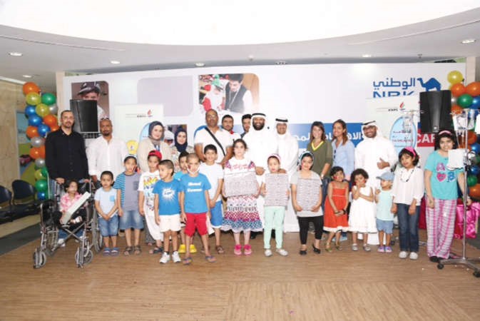 المسؤولون مع مجموعة من الاطفال﻿