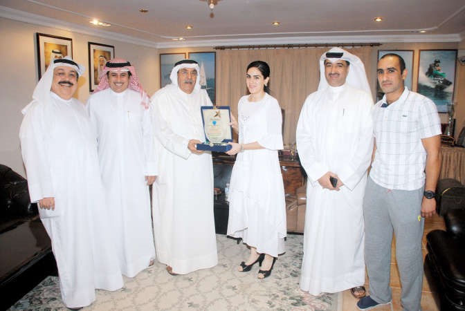 فهد الفهد يقدم الدرع للاعبة عالية محمد بحضور الفودري وابوالقاسم والفيلكاوي والعدواني