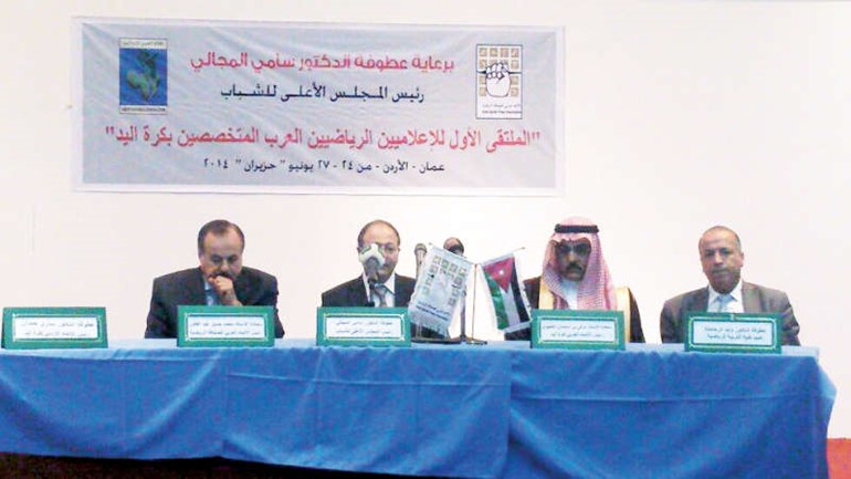 محمد عبدالقادر يتحدث في الملتقى الاعلامي