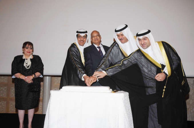 الشيخ سلمان الحمود وياسر ابل ومبارك الخرينج والسفير عبدالكريم سليمان يقطعون كيكة الحفل
