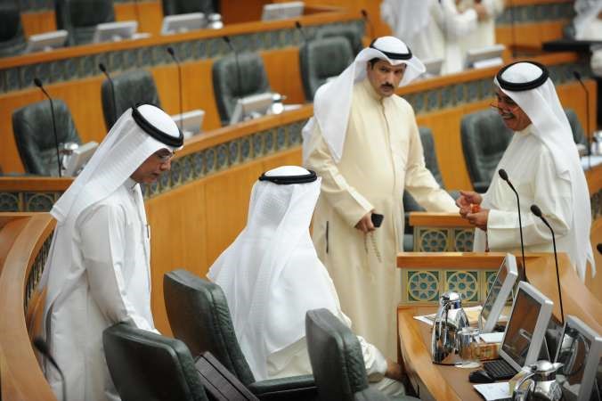 معادل الخرافي وعبدالله العدواني ومبارك الحريص ودعلي العبيدي اثناء الجلسة﻿
