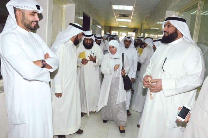 د فاطمة الملا وجولة في الدار