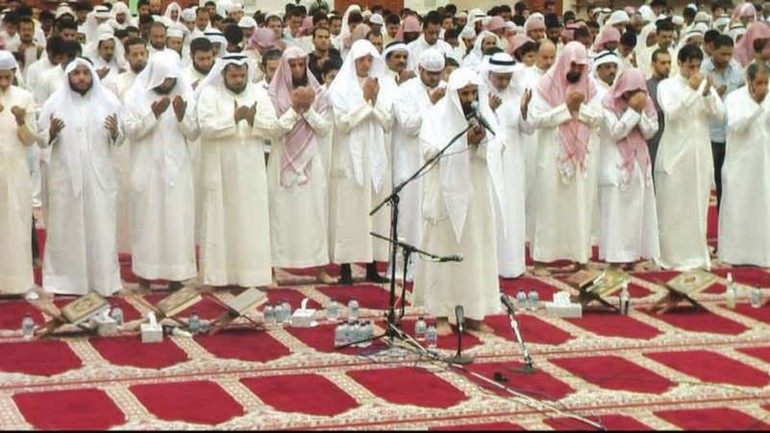 صورة ارشيفية لصلاة التراويح بمسجد الزبن﻿
