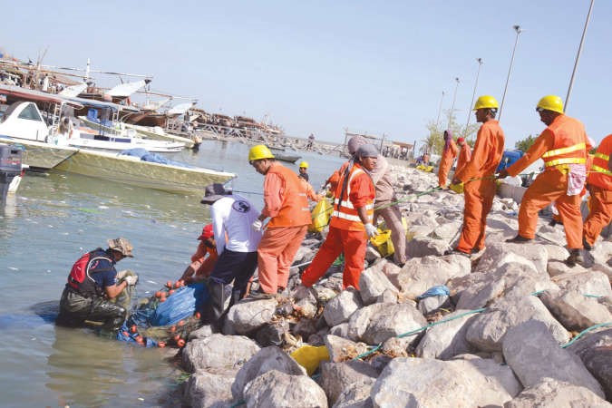 الفريق اثناء رفع المخلفات البلاستيكية وشباك الصيد المهملة