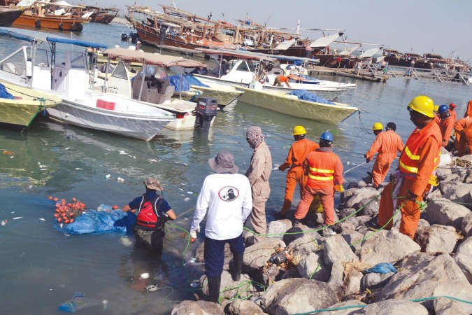 فريق الغوص: رفع 3 أطنان من المخلفات بنقعة الشملان