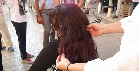 بالصور.. أحلام تصبغ شعرها للأحمر في شارع عام وتطلب رأي جمهورها !