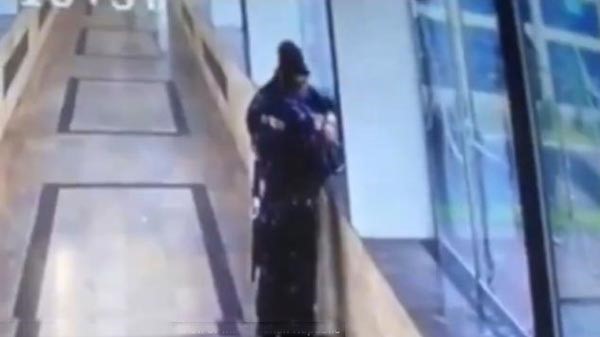 بالفيديو والصور.. رجل يطلق النار على رأس شرطي طلب تفتيش حقيبته في جريمة مروعة