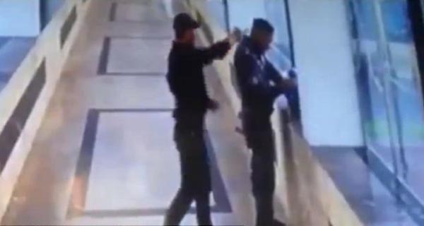 بالفيديو والصور.. رجل يطلق النار على رأس شرطي طلب تفتيش حقيبته في جريمة مروعة