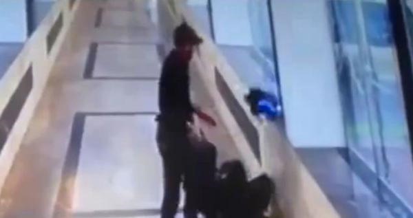بالفيديو والصور.. رجل يطلق النار على رأس شرطي طلب تفتيش حقيبته في جريمة مروعة