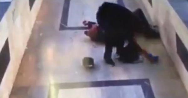 بالفيديو والصور.. رجل يطلق النار على رأس شرطي طلب تفتيش حقيبته في جريمة مروعة