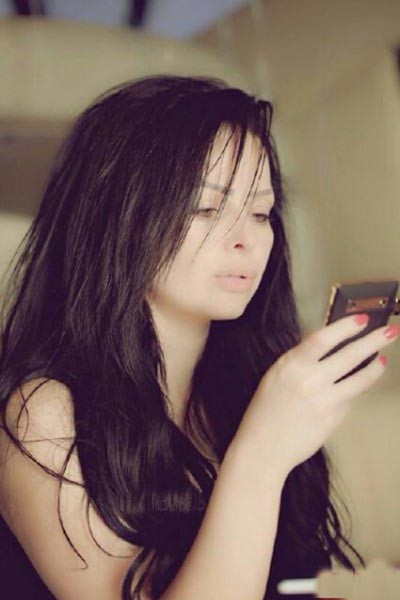 بالصور.. ديانا كروزن تتألق بفستان ذهبي .. وسعيدة جدا بأول "سيلفي" مع جمهور جرش