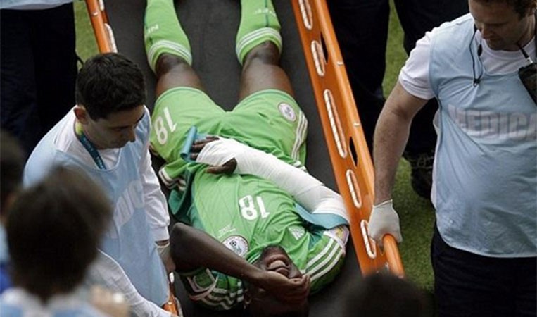 بالفيديو والصور.. إصابة مروعة للاعب نيجيري بنيران صديقة 