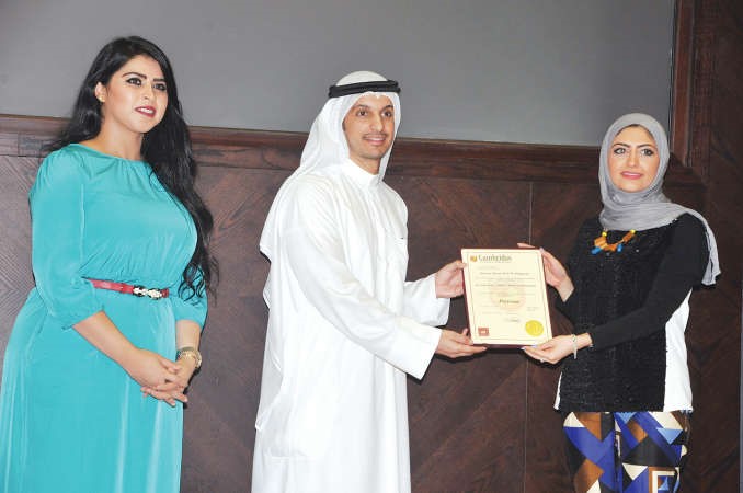 تكريم احدى الفائزات