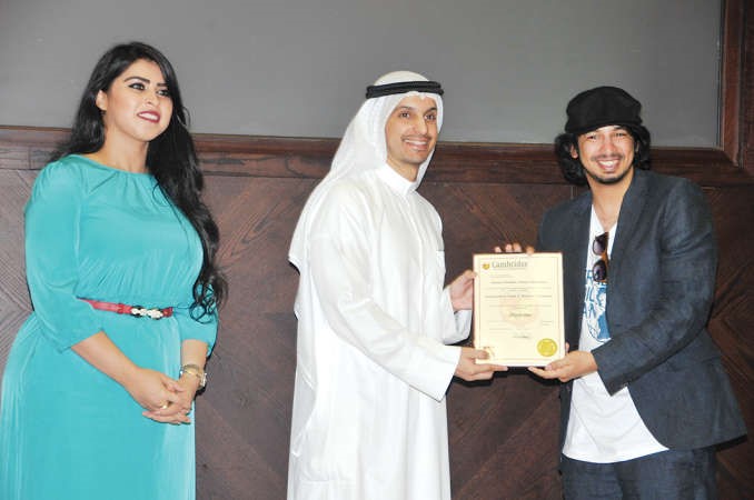 عبدالرحمن المطيري مكرما احد المشاركين في البرنامج