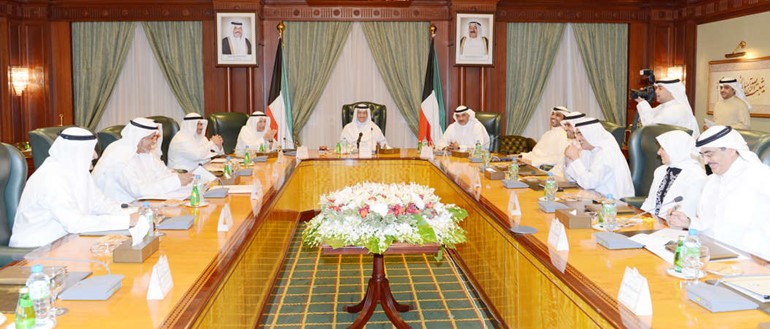 سمو رئيس مجلس الوزراء الشيخ جابر المبارك مترئسا الاجتماع ويبدو الشيخ صباح الخالد والشيخ محمد العبدالله وعلي الغانم وانس الصالح ومعبدالعزيز الابراهيم وهند الصبيح وعبداللطيف الروضان وعادل الصرعاوي﻿