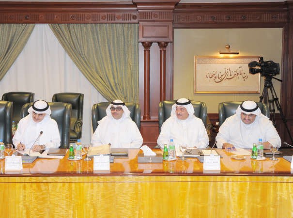 الشيخ احمد المشعل وعبداللطيف الروضان والمستشار صلاح المسعد﻿