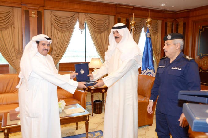  الشيخ محمد الخالد يسلم شهادة الجنسية لاحد رجال حماية موكب الامير الراحل﻿