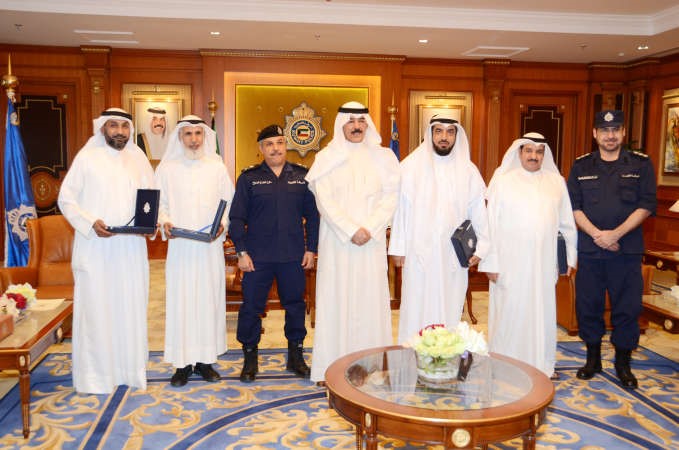 الشيخ محمد الخالد مع المشمولين بالمرسوم السامي من رجال الحماية للحصول على الجنسية﻿