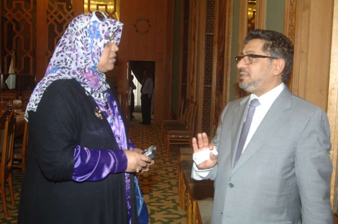 مروان الغانم متحدثا الى الزميلة هناء السيدناصر عبدالسيد