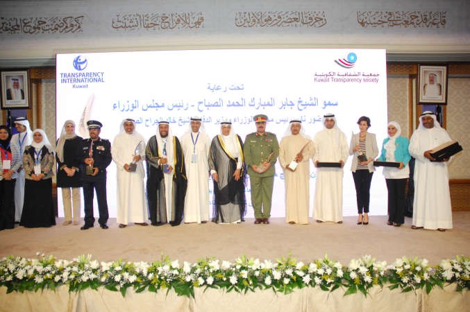 لقطة تذكارية للفائزين بجائزة الكويت للشفافية والاصلاح مع نائب رئيس مجلس الوزراء ووزير الدفاع الشيخ خالد الجراح ﻿