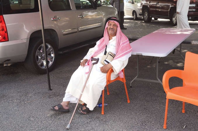 احد كبار السن ينتظر للادلاء بصوته
﻿