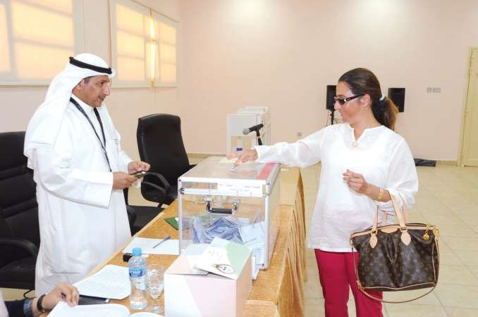 ناخبة تدلي بصوتها في احدى اللجان
﻿
