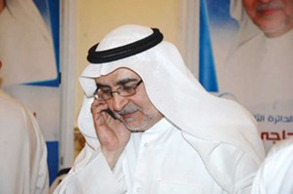 احمد لاري يتلقى تهنئة عبر تلفونه النقال﻿
