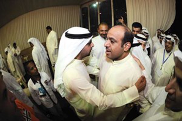 القضيبي يتلقى التهنئة من النائب راكان النصف