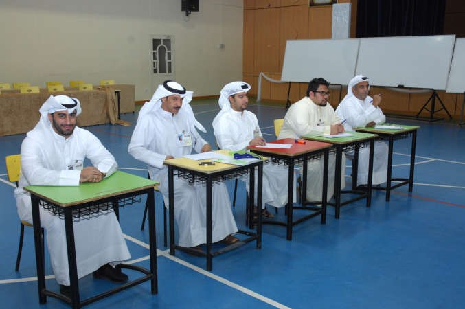 مندوبو المرشحين يتابعون الاقتراع داخل احدى اللجان﻿