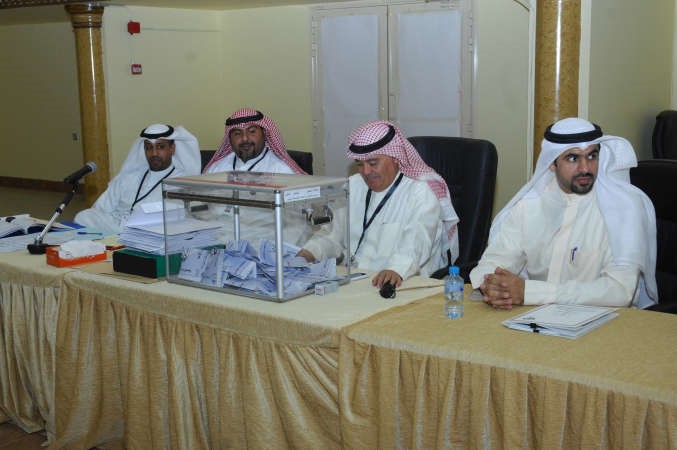 رئيس واعضاء احدى اللجان الانتخابية في استقبال المقترعين﻿