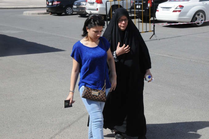 مواطنة في طريقها الى الاقتراع بصحبة ابنتها﻿