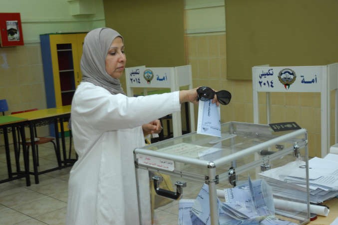 مواطنة تدلي بصوتها﻿