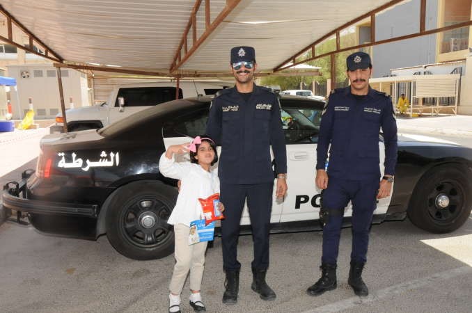 رجال الامن مع طفلة من الدائرة الثالثة﻿