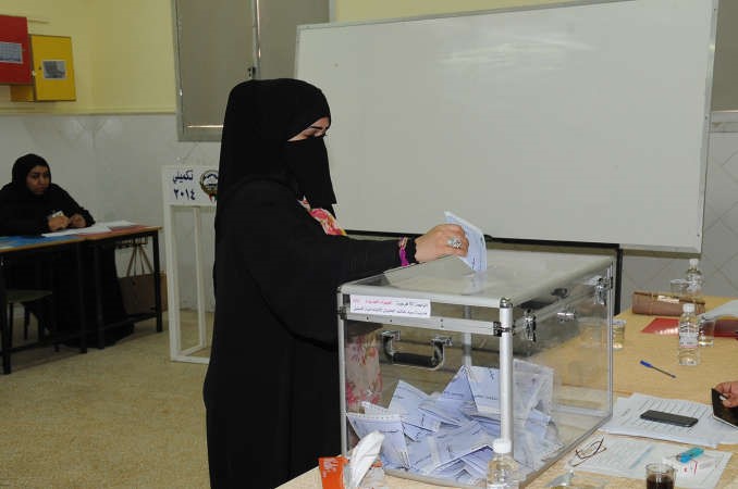 تضع ورقة الاقتراع في الصندوق
﻿