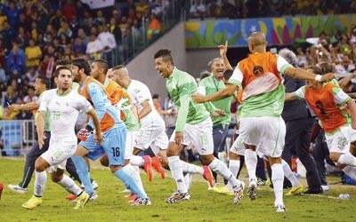 لاعبو الجزائر يحتفلون بعد تاهلهم التاريخي لدور 16رويترز
