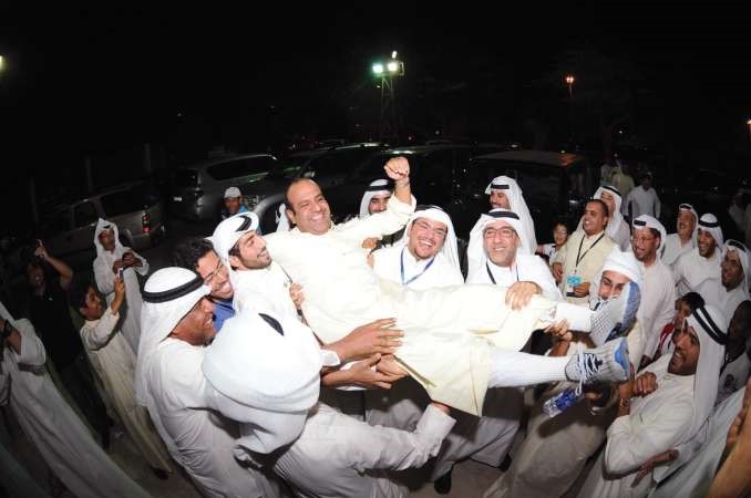 النائب احمد القضيبي محمولا على اكتاف محبيه فرحا بفوزه في المركز الاول بالدائرة الثانية ﻿