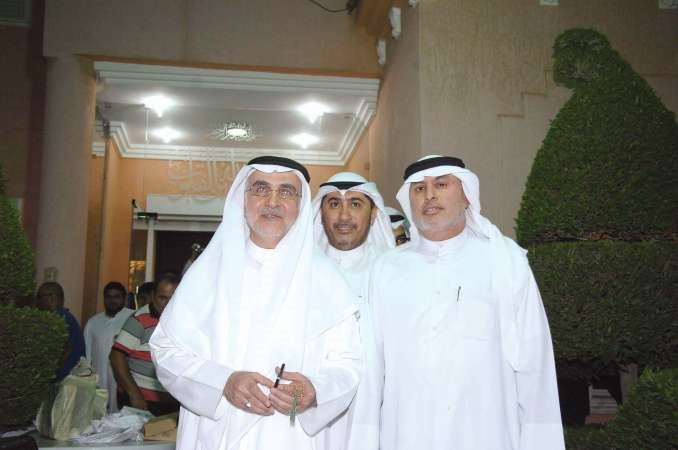 النائب احمد لاري في ديوانه بعد اعلان النتيجة ويبدو بجانبه عضو المجلس المبطل هاني شمس﻿