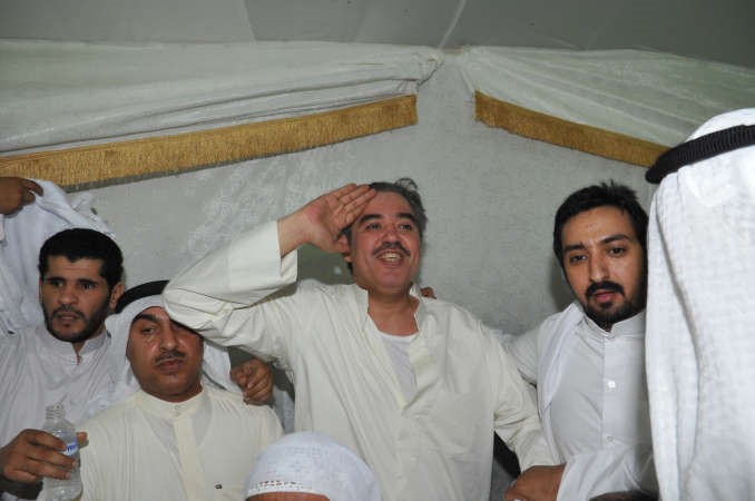 النائب محمد الرشيدي محييا ناخبيه في مقره الانتخابي بعد فوزه بعضوية مجلس الامة﻿