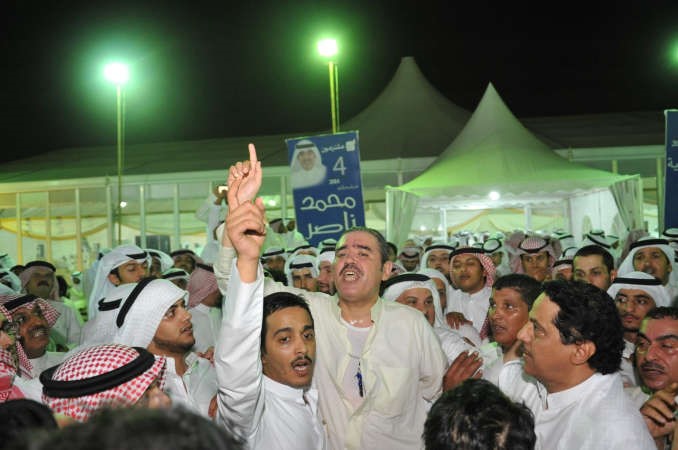 الرشيدي يشكر محبيه ومؤيديه ويبدو نائب رئيس مجلس الامة مبارك الخرينج فرحا بفوز الرشيدي﻿